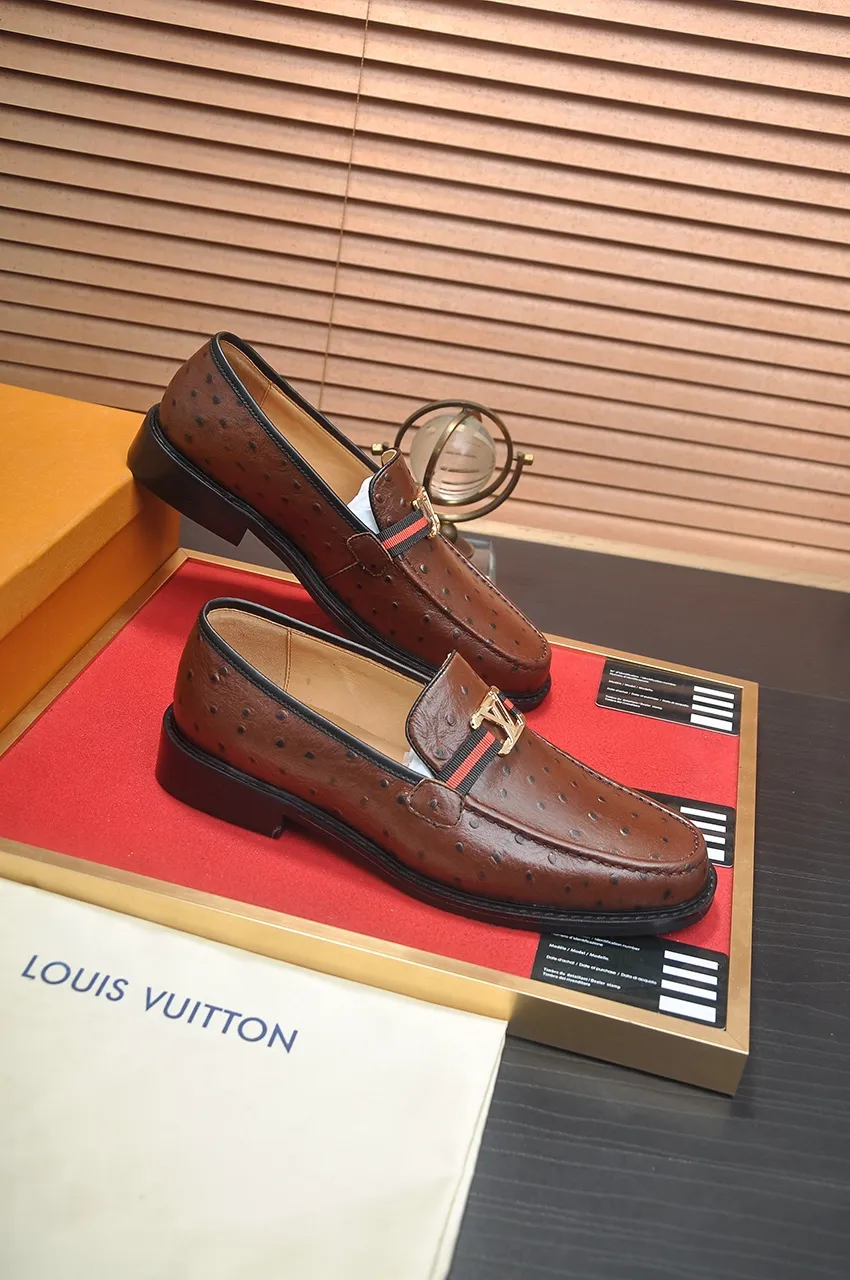 Men's men's shoes 💰460💶 [LV] (original single cowhide lining) 🍀LV's latest genuine leather business suit shoes are launched simultaneously on the official website. The first-layer cowhide imported from Italy is made of heavy gold, 💥1:1 rubber outsole from the official website. Versatile to wear, high-end without losing class, and the color combination is extraordinary. This four-season style is alluring when worn on your feet, showing off your big-name flair. Standard code 38-45 (45 customized)